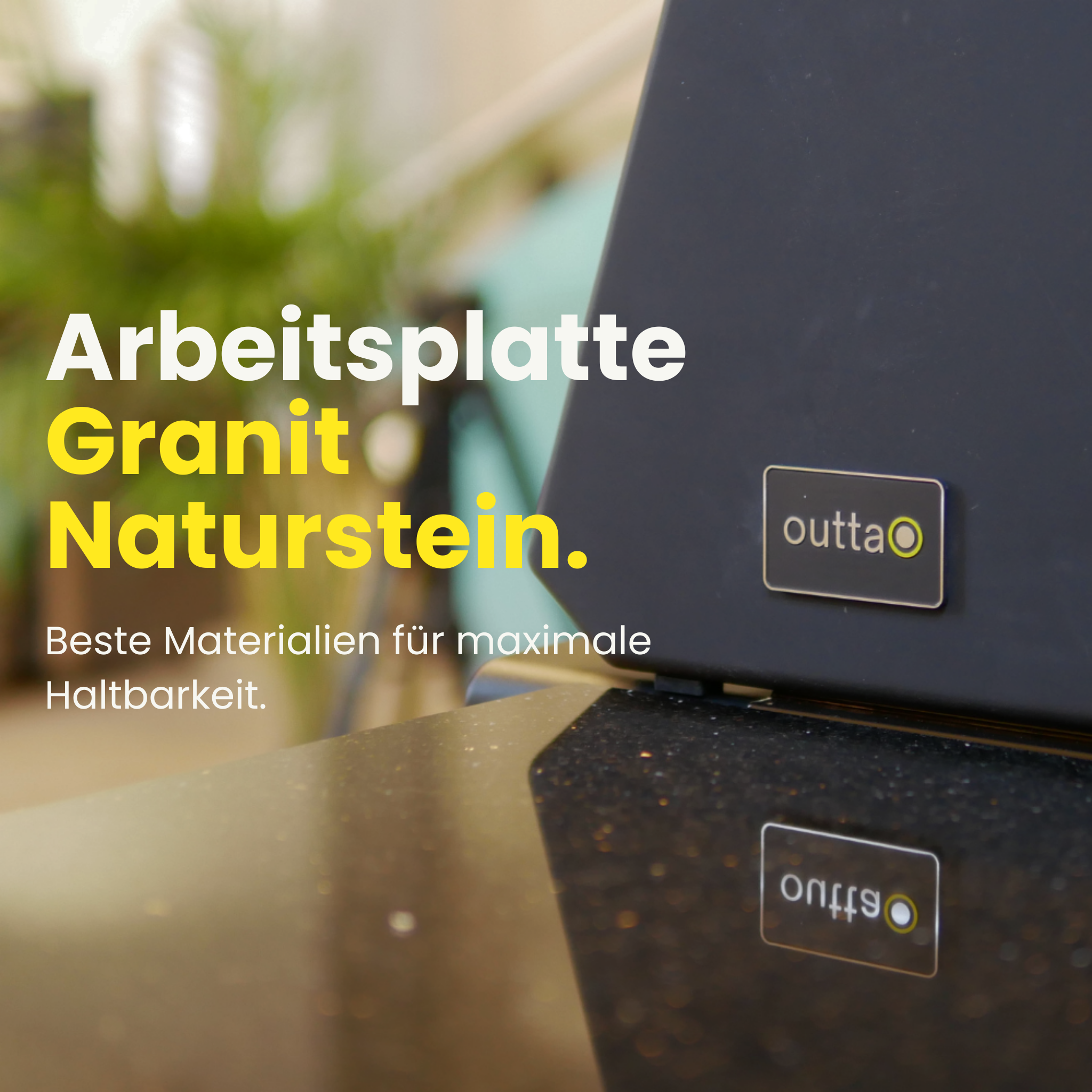 Arbeitsplatte aus schwarzem Granit‑Naturstein der outta Außenküche mit reflektierendem outta Logo.