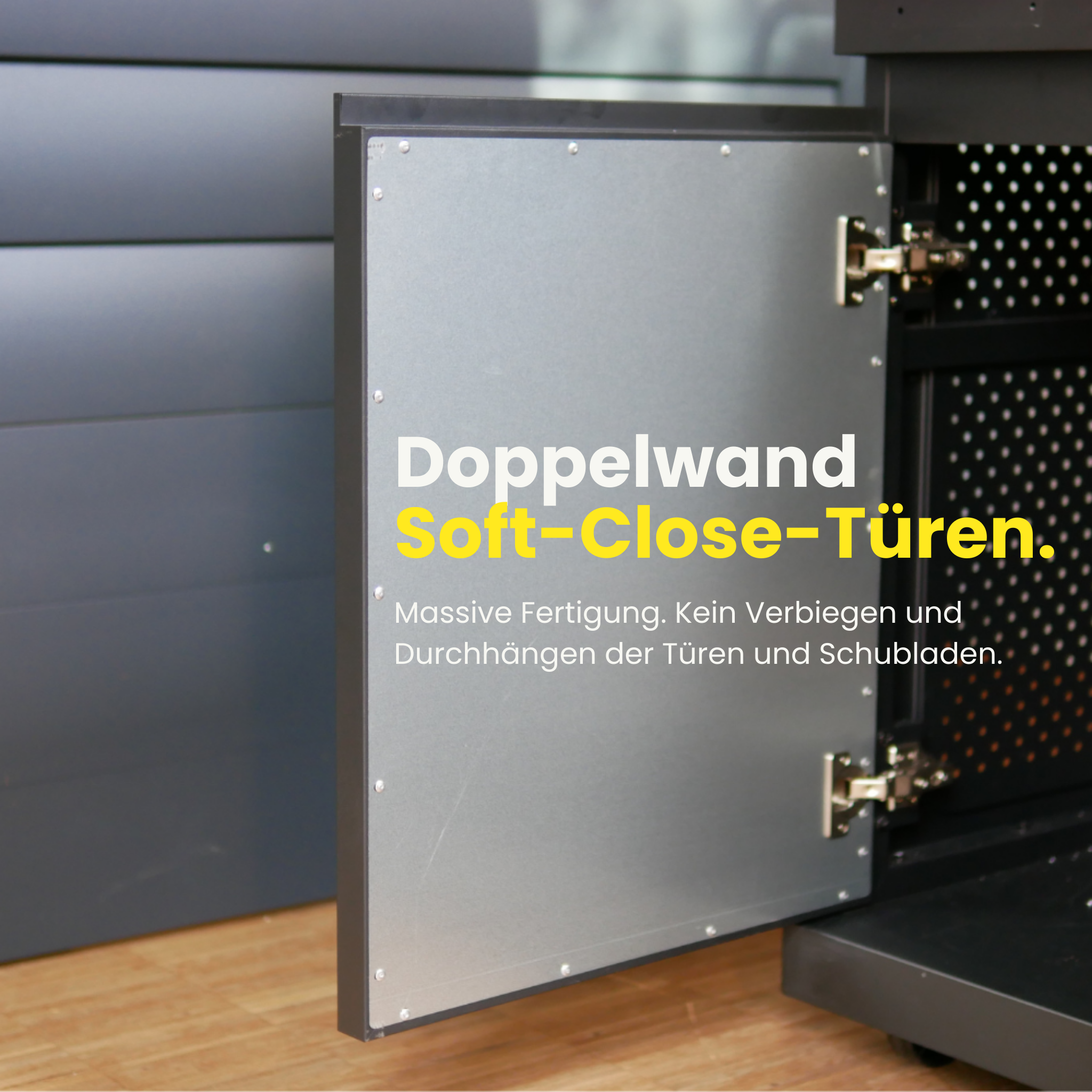 Geöffnete doppelwandige Soft‑Close‑Tür des outta Unterschranks mit massiven Scharnieren.