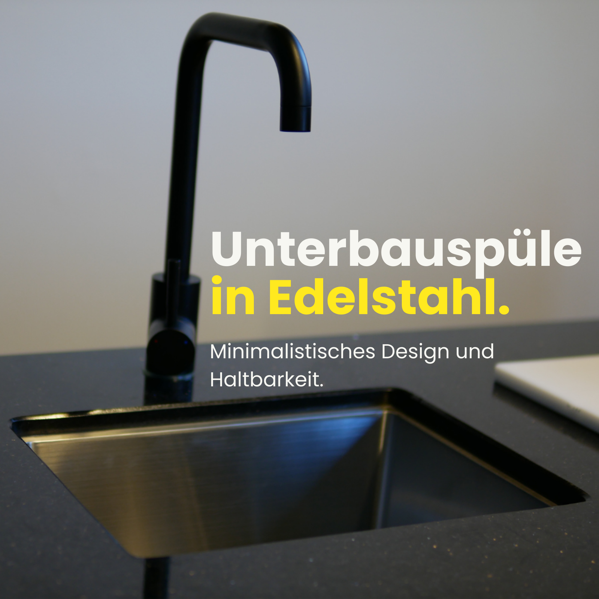 Unterbauspüle aus Edelstahl mit schwarzem Wasserhahn in der outta Außenküche, auf dunkler Arbeitsplatte.