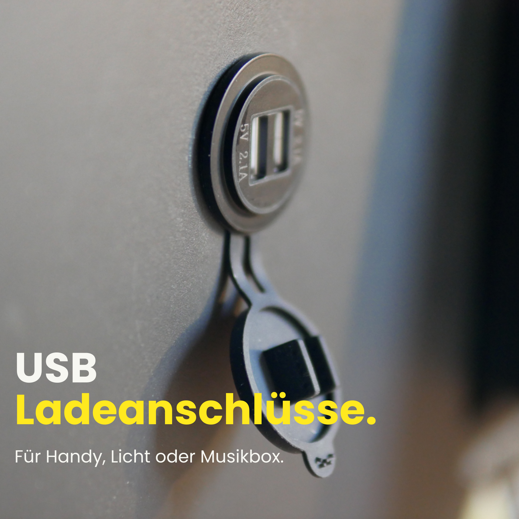 USB‑Ladeanschluss in der Seitenwand der outta Außenküche mit geöffneter Schutzkappe.
